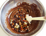 チョコレート・カップケイク・ウイズ・フルーツミックスの作り方 写真3